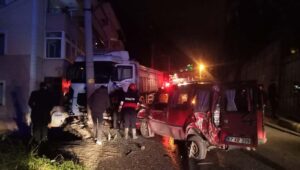 Freni patlayan TIR park halindeki araca vurup direğe toslayınca durabildi