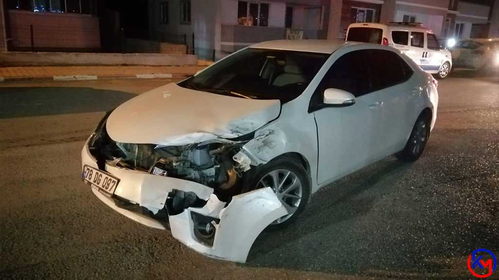 Üç Aracın Karıştığı Kazada İki Kişi Yaralandı