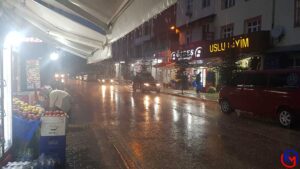 Karabük ’ün Eflani ilçesine akşam saatlerinde fındık büyüklüğünde dolu yağdı.