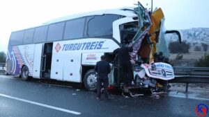 Gerede ‘de Yolcu Otobüsü Araza Yapan Kamyona Çarptı: 3 Yaralı