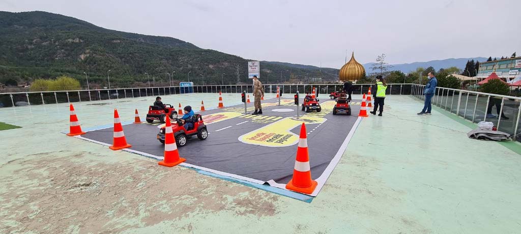 Karabük İl Jandarma Komutanlığı, çocuklar ve vatandaşlara trafik güvenliği eğitimi vererek bilgilendirdi.