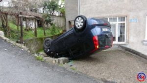 Ereğli ‘de Otomobil Evin Bahçesine Uçtu Zonguldak ’ın Ereğli ilçesinde