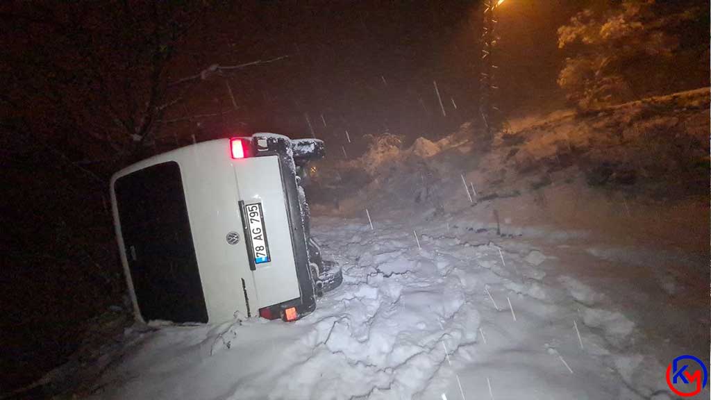 Kar Nedeniyle kayan Minibüs Bahçeye Uçtu; 4 Yaralı
