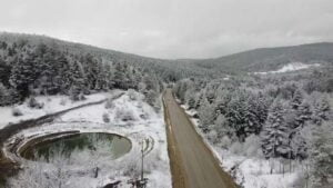 Karabük – Bartın karayolu beyaz örtüyle kaplandı, vatandaşlar karın keyfini