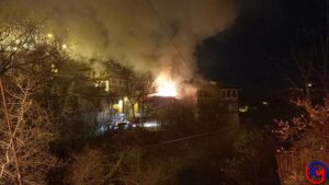 İki Katlı Ahşap Evde Çıkan Yangın Az Kalsın Tarihi Evlere