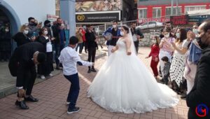 Zonguldak ‘ta Sokak Ortasında Düğün Yaptılar Zonguldak ‘ta roman vatandaşların