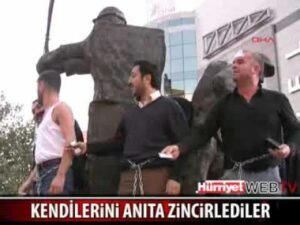 Karabük’ün Yakın Tarihinden Arşiv Görüntüler İşçiler İşçi Anıtına Kendilerini Zincirlediler