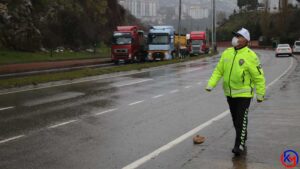 40 Metreden Düşen Kaya Parçaları Karayolunu Trafiğe Kapattı Zonguldak ‘ta