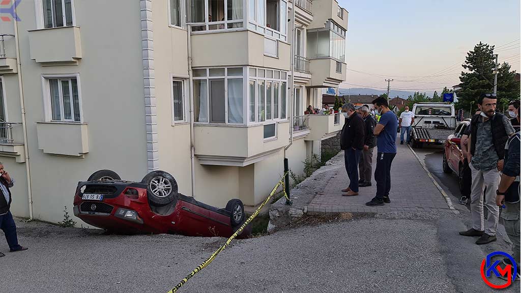 Safranbolu ’da Sürücüsünün Hakimiyetini Kaybettiği Kamyonet Apartmanın Bahçesine Düştü