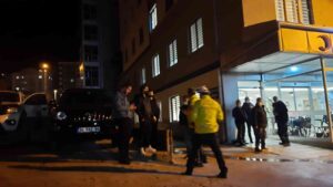 ZONGULDAK’IN EREĞLİ İLÇESİNDE YOLUN KARŞISINA GEÇMEK İSTEYEN KIZA CİP ÇARPTI.