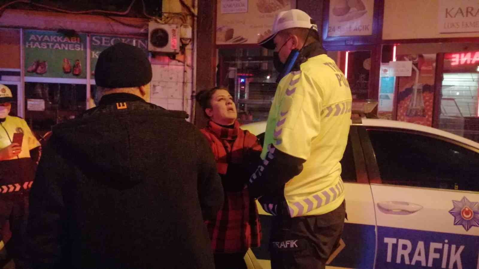 ZONGULDAK’IN EREĞLİ İLÇESİNDE ALKOLLÜ KADIN, OTOMOBİLİ İLE ÖNCE AYDINLATMA DİREĞİNE