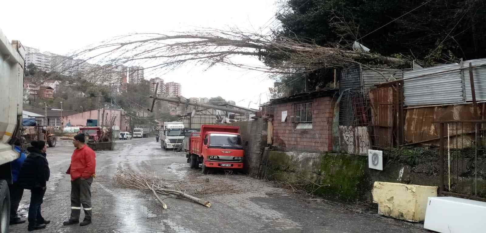 ZONGULDAK'IN KİLİMLİ İLÇESİNDE AKŞAM ÜZERİ ETKİLİ OLAN FIRTINADA ELEKTRİK DİREĞİ