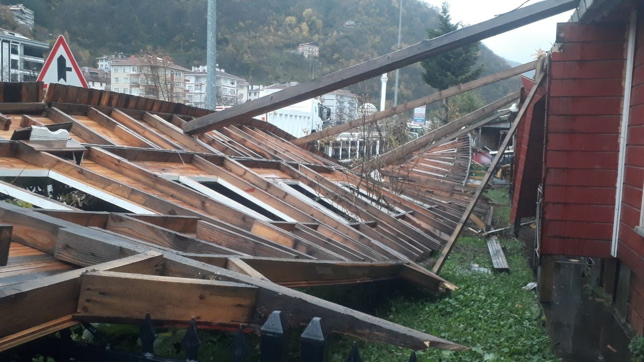 Fırtınada otobüs terminalinin dış cephesi çöktü, faciadan dönüldü KASTAMONU’NUN İNEBOLU İLÇESİNDE ETKİLİ OLAN LODOS SEBEBİ İLE OTOBÜS TERMİNALİNİN