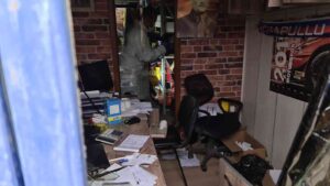 OTO YEDEK PARÇACI DÜKKANINA GİREN HIRSIZLAR KASADA BULDUKLARI PARALARI ÇALARAK