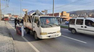 ZONGULDAK’IN EREĞLİ İLÇESİNDE EŞYA TAŞIYAN BİR KAMYONETİN KASASINDAN DÜŞEN TELEVİZYON