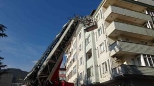 KARABÜK’TE 5 KATLI APARTMANIN İÇERİSİNDEKİ YOĞUN GAZ KOKUSU, POLİS, İTFAİYE