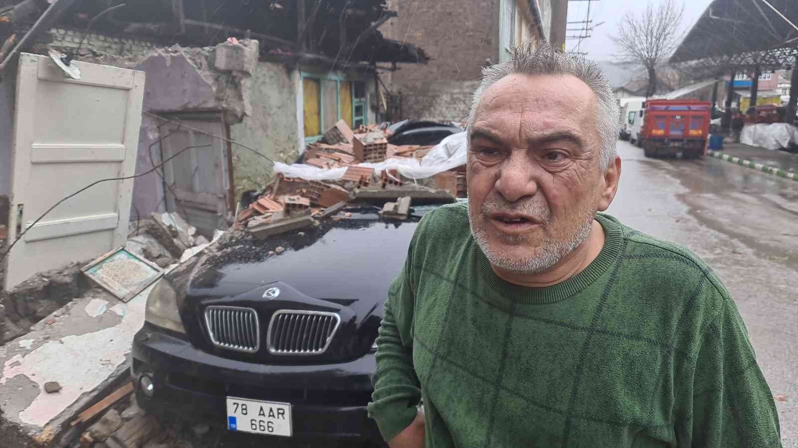 KARABÜK’TE ETKİLİ OLAN ŞİDDETLİ FIRTINA BİR ÇOK BÖLGEDE ÇATILARI UÇURDU,