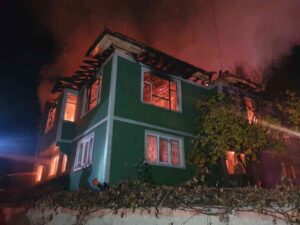 KASTAMONU’NUN MERKEZE BAĞLI KURTGÖMEÇ KÖYÜNDE ÜÇ KATLI AHŞAP EV, ÇIKAN