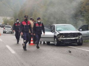 ZONGULDAK ANKARA KARAYOLUNDA SABAH SAATLERİNDE YOLUN KAYGAN OLMASI NEDENİYLE PEŞE