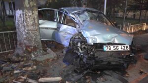 KARABÜK’TE SÜRÜCÜSÜNÜN KONTROLÜNÜ KAYBETTİĞİ OTOMOBİLİN ÖNCE DEMİR BARİYERE ARDINDAN ELEKTRİK