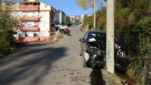 ZONGULDAK'IN EREĞLİ İLÇESİNDE MEYDANA GELEN TRAFİK KAZASINDA OTOMOBİL ELEKTRİK DİREĞİNE
