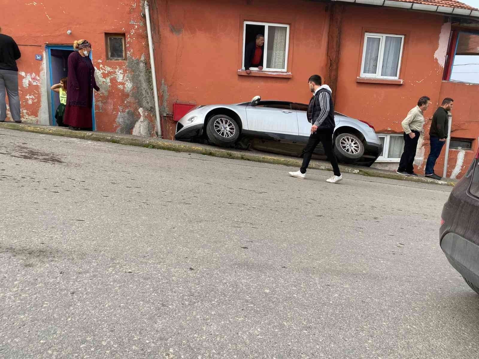 Otomobil yol ile evin arasına düştü ZONGULDAK'IN ONTEMMUZ MAHALLESİ'NDE SEYİR HALİNDEKİ OTOMOBİL, EV İLE YOL ARASINDAKİ