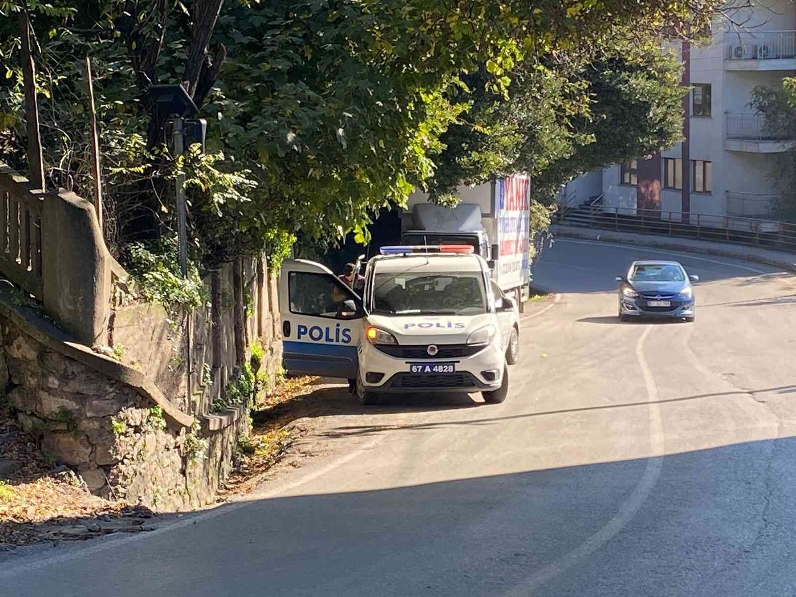ZONGULDAK’TA KADIRGA CADDESİ'NDE YOLA DÜŞEN ŞÜPHELİ PAKET EKİPLERİ HAREKETE GEÇİRDİ.