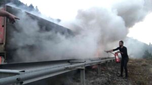 KASTAMONU’DA SEYİR HALİNDEKİ TIRIN DORSESİNDE ÇIKAN YANGIN, İTFAİYE EKİPLERİ TARAFINDAN