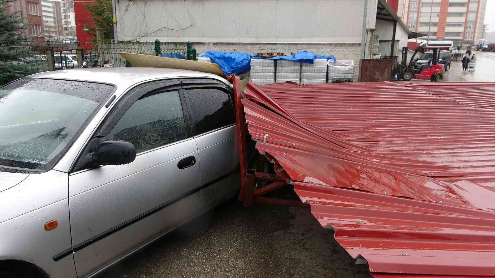 KASTAMONU’DA ŞİDDETLİ FIRTINA ETKİLİ OLDU. FIRTINA NEDENİYLE TABELALAR YERİNDEN SÖKÜLDÜ,