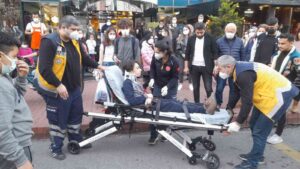 ZONGULDAK’IN EREĞLİ İLÇESİNDE YOLUN KARŞISINA GEÇMEK İSTERKEN BİR OTOMOBİLİN ÇARPTIĞI