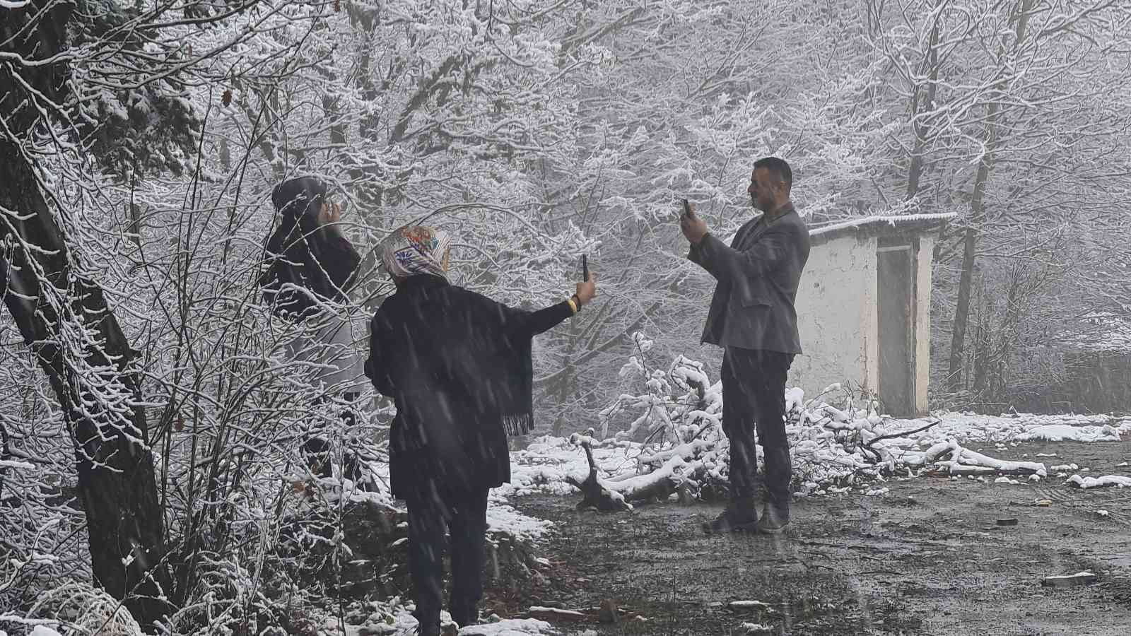 KARABÜK’ÜN YÜKSEK KESİMLERİNDE DÜN BAŞLAYAN KAR YAĞIŞI ETKİSİNİ DEVAM ETTİRİYOR.