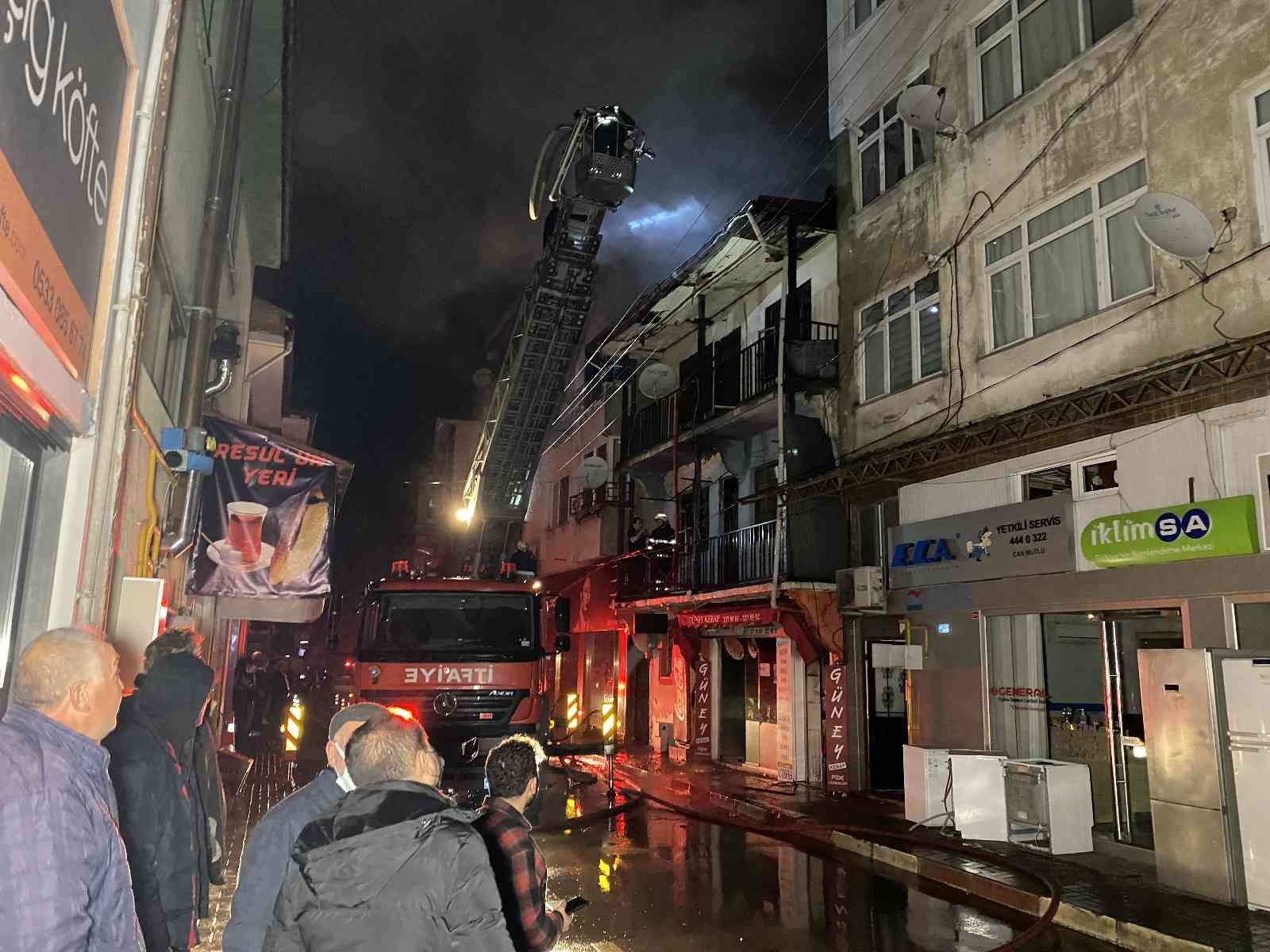 BARTIN’DA 3 KATLI BİNADA YANGIN ÇIKTI. YANGININ GENİŞLEME RİSKİNE KARŞI