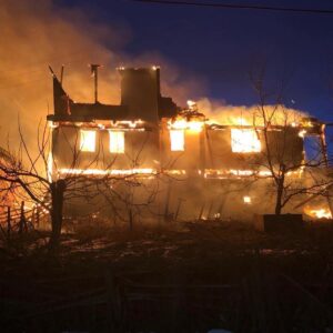 KASTAMONU’NUN TAŞKÖPRÜ İLÇESİNDE ÇIKAN YANGINDA AHŞAP EV KÜLE DÖNDÜ.