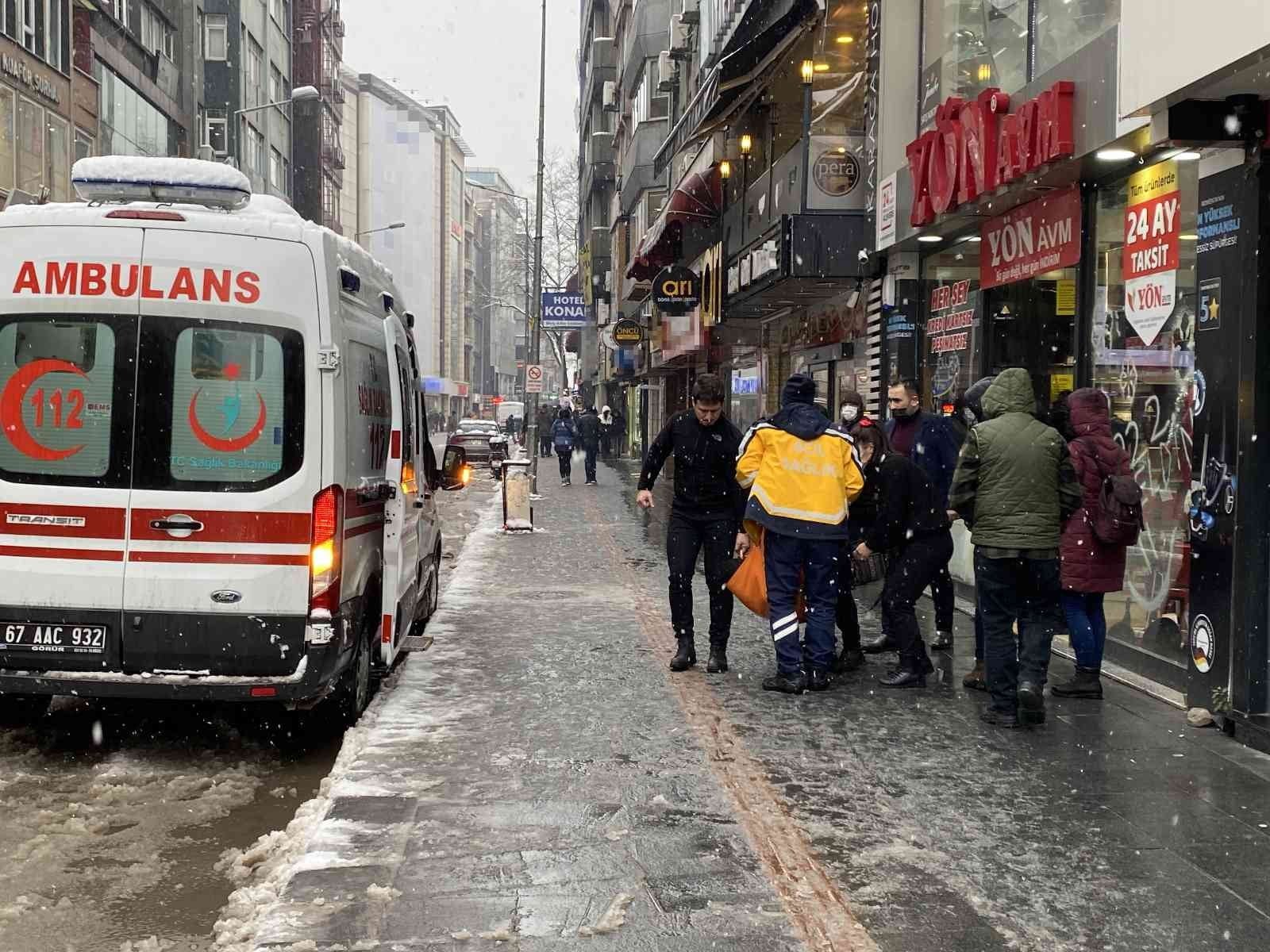 Alışveriş yaparken merdivenlerden yuvarlandı ZONGULDAK’TA GAZİPAŞA CADDESİNDE BİR İŞYERİNDEN ALIŞVERİŞ YAPAN BİR KADIN MERDİVENLERDEN