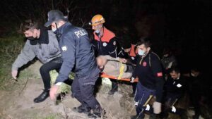 KARABÜK’TE ALKOL KOMASINA GİREN 17 YAŞINDAKİ GENÇ, KENDİSİNİ TAŞIYAN EKİPLERE