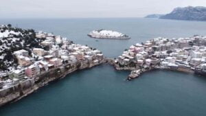 BARTIN’IN TARİHİ VE TURİSTİK İLÇESİ AMASRA’DAKİ KAR MANZARASI DRONE İLE