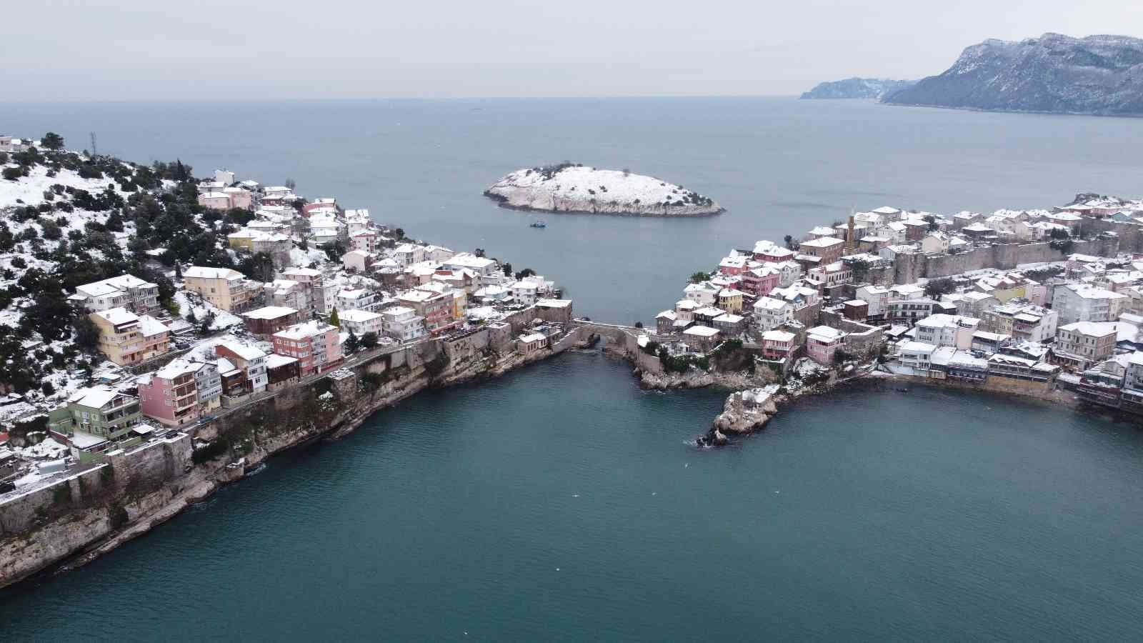 BARTIN’IN TARİHİ VE TURİSTİK İLÇESİ AMASRA’DAKİ KAR MANZARASI DRONE İLE