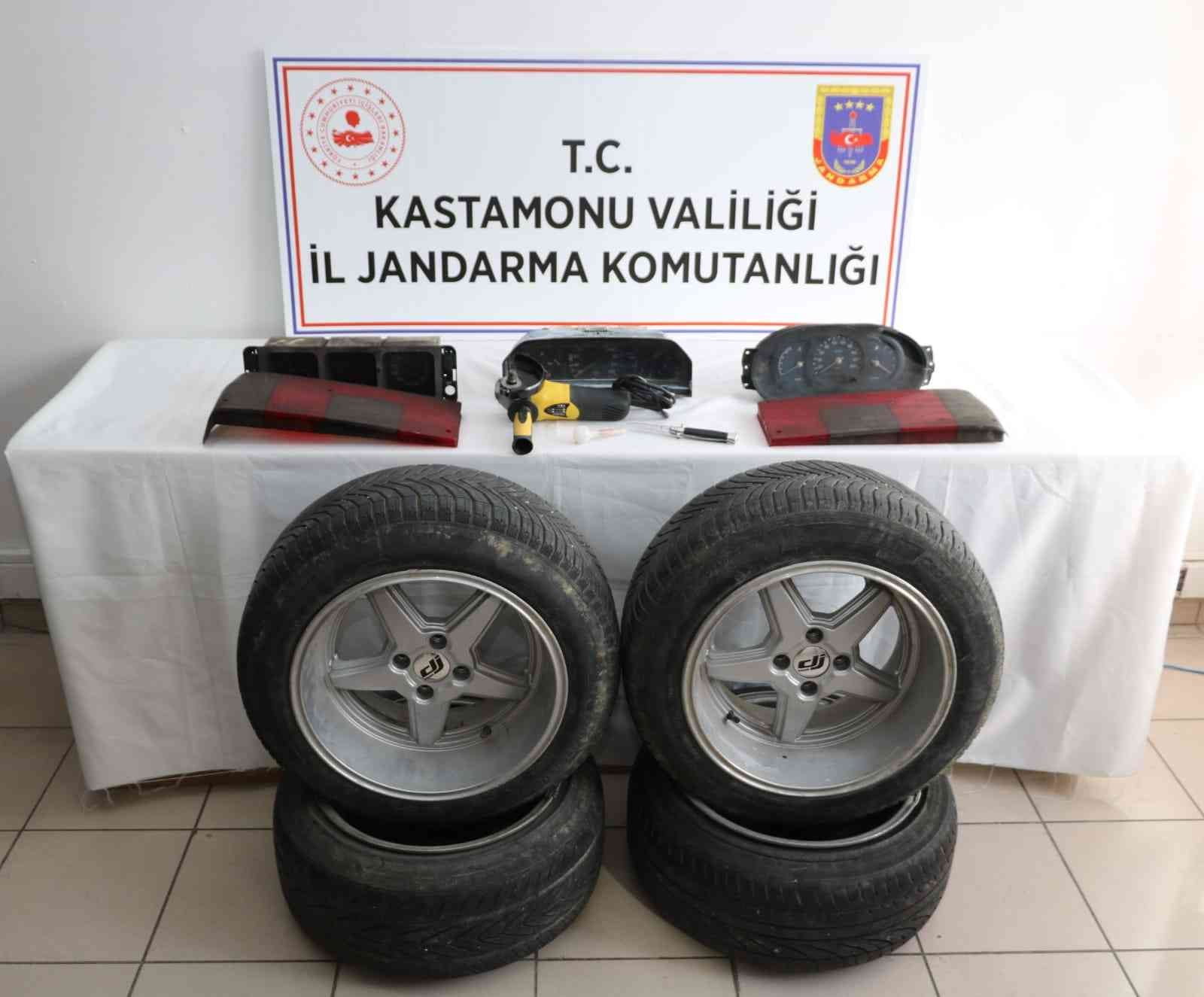 KASTAMONU’DA ARAÇLARIN JANTIYLA BİRLİKTE TEKERLERİ İLE GÖSTERGE PANELİNİN GÖĞÜS BÖLGELERİNİ