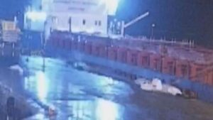 ZONGULDAK'IN EREĞLİ İLÇESİNDE KURU YÜK GEMİSİNDE GÖREV YAPTIĞI HALATIN ÇARPMASI