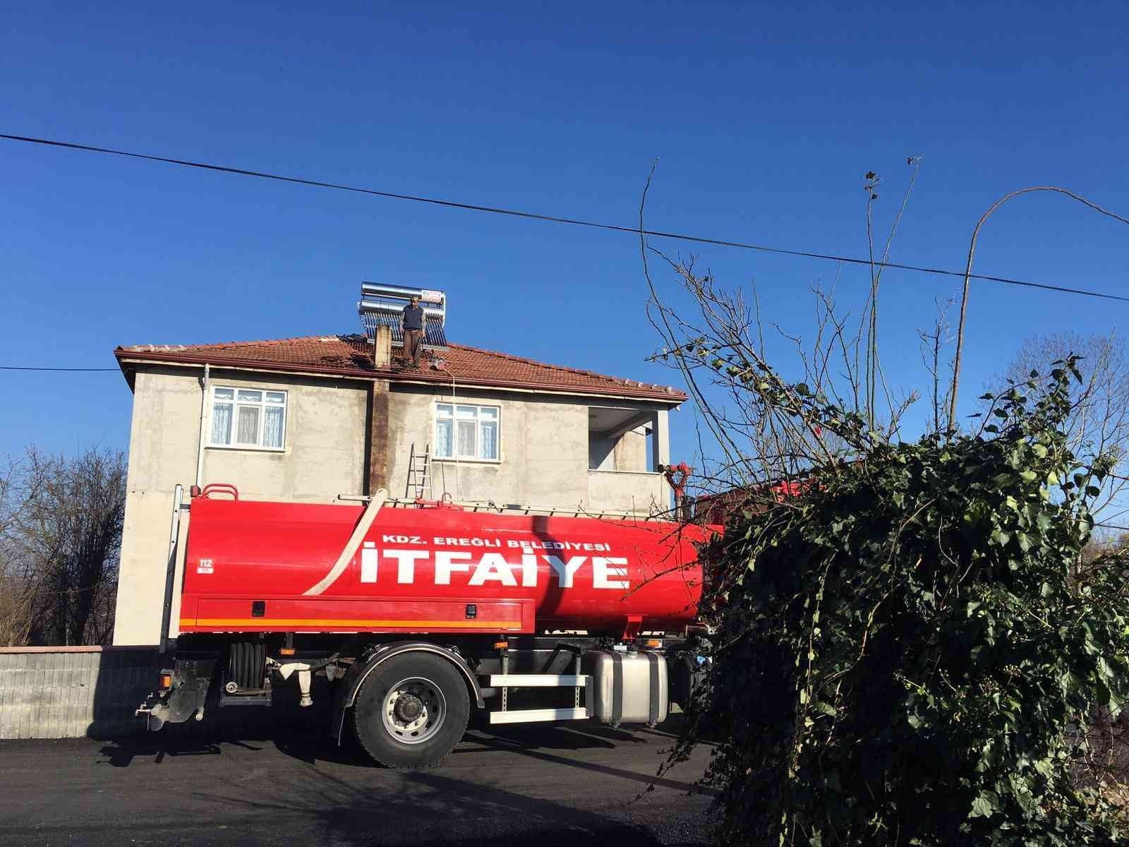 ZONGULDAK'IN EREĞLİ İLÇESİNE BAĞLI İMRANLAR KÖYÜNDE BİR BİNANIN BACASINDA ÇIKAN