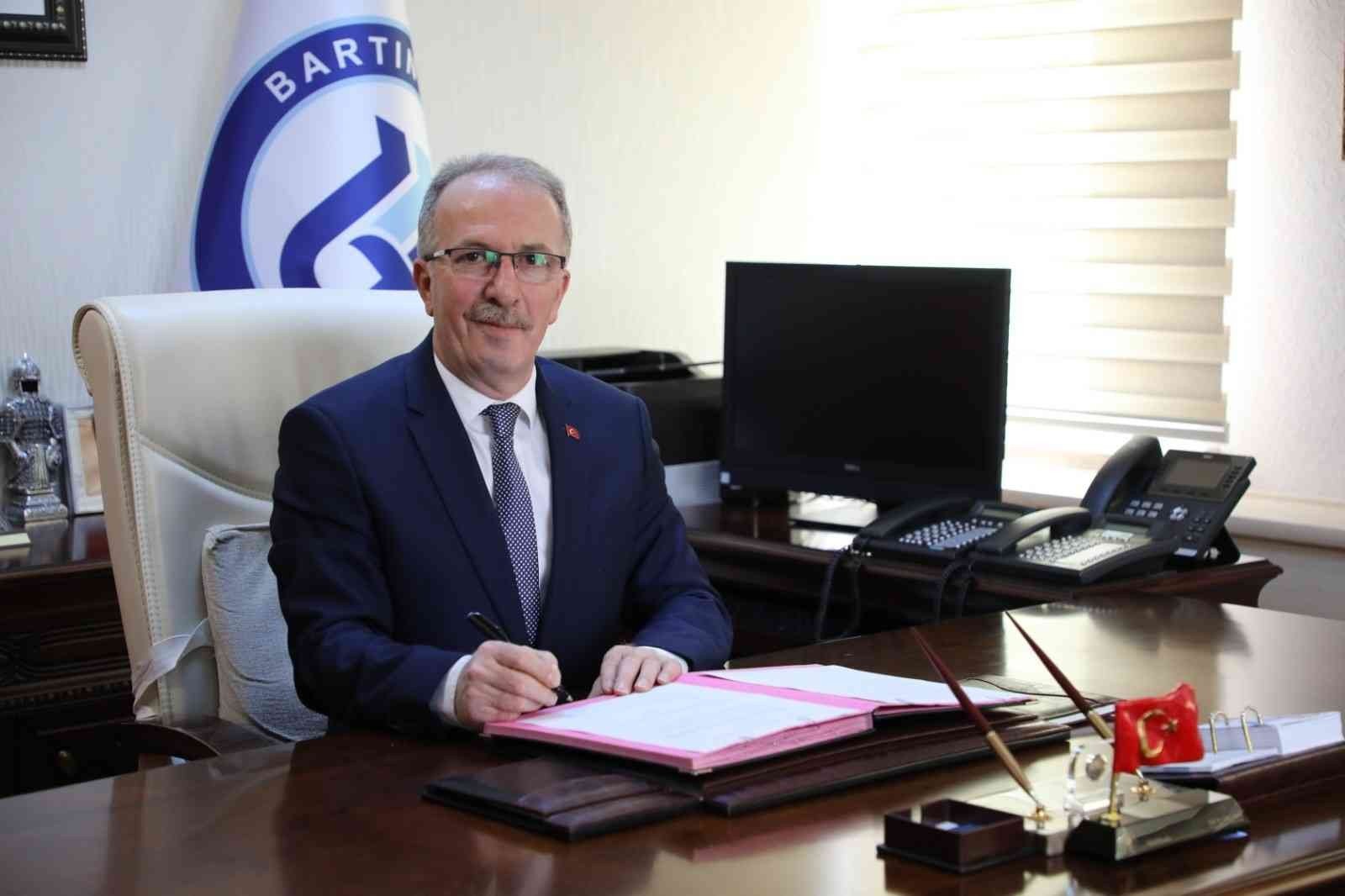 BARTIN ÜNİVERSİTESİ REKTÖRÜ PROF. DR. ORHAN UZUN, BİLGİYE ULAŞMANIN GİDEREK