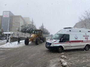 BARTIN’DA KAR YAĞIŞI ETKİLİ OLMAYA DEVAM EDERKEN 64 KÖY YOLU