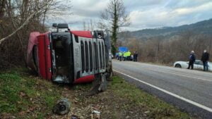 BARTIN-KARABÜK KARAYOLUNDA HATALI SOLLAMA YAPTIĞI İDDİA EDİLEN OTOMOBİLLE ÇARPIŞAN TIRIN