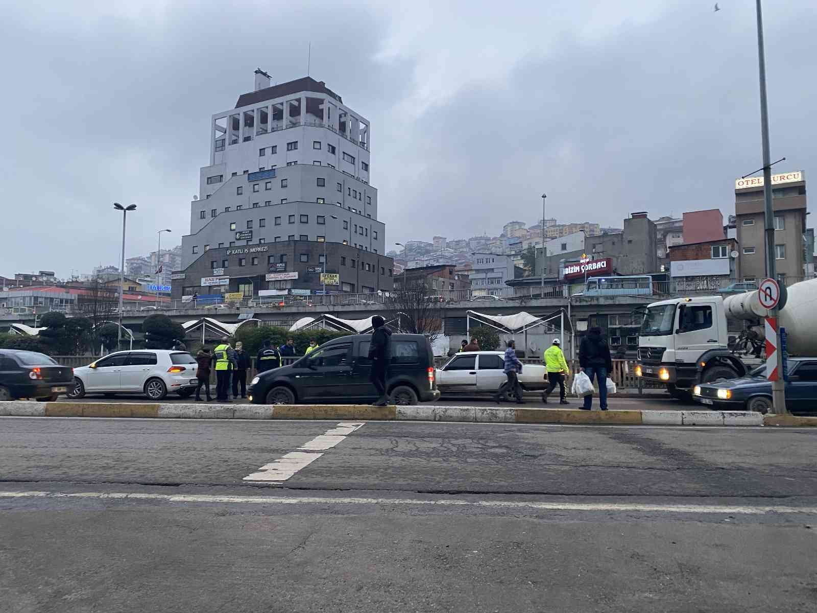 ZONGULDAK’TA FEVKANİ KÖPRÜ ALTINDA SÜRÜCÜNÜN KONTROLÜNDEN ÇIKAN BETON MİKSERİ, OTOMOBİLE