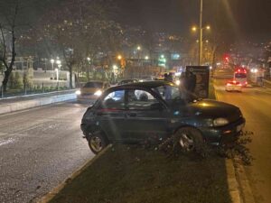 ZONGULDAK’TA BETON MİKSERİNİN ÇARPTIĞI OTOMOBİL REFÜJE ÇIKARAK DURABİLDİ. KAZADA OTOMOBİL