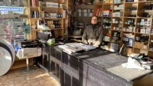 ZONGULDAK'TA BORCUNU ÖDEMEK İÇİN BİR İŞYERİNE GİREN GENÇ EPİLEPSİ KRİZİ