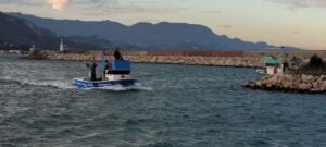 KASTAMONU’NUN CİDE İLÇESİNDE KARADENİZ AÇIKLARINDA GÖRDÜĞÜ ODUN PARÇALARINI ALMAK İÇİN