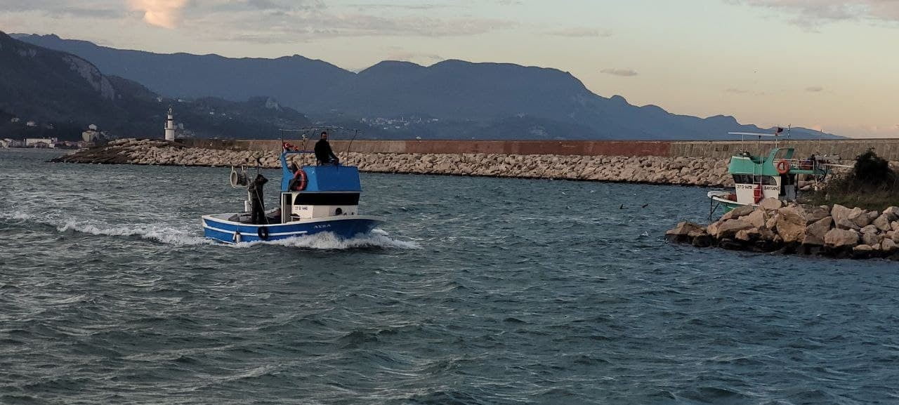KASTAMONU’NUN CİDE İLÇESİNDE KARADENİZ AÇIKLARINDA GÖRDÜĞÜ ODUN PARÇALARINI ALMAK İÇİN