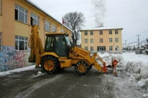ÇAYDEĞİRMENİ BELEDİYESİ EKİPLERİ TARAFINDAN YOĞUN KAR YAĞIŞI NEDENİYLE CADDE VE SOKAKLARDA