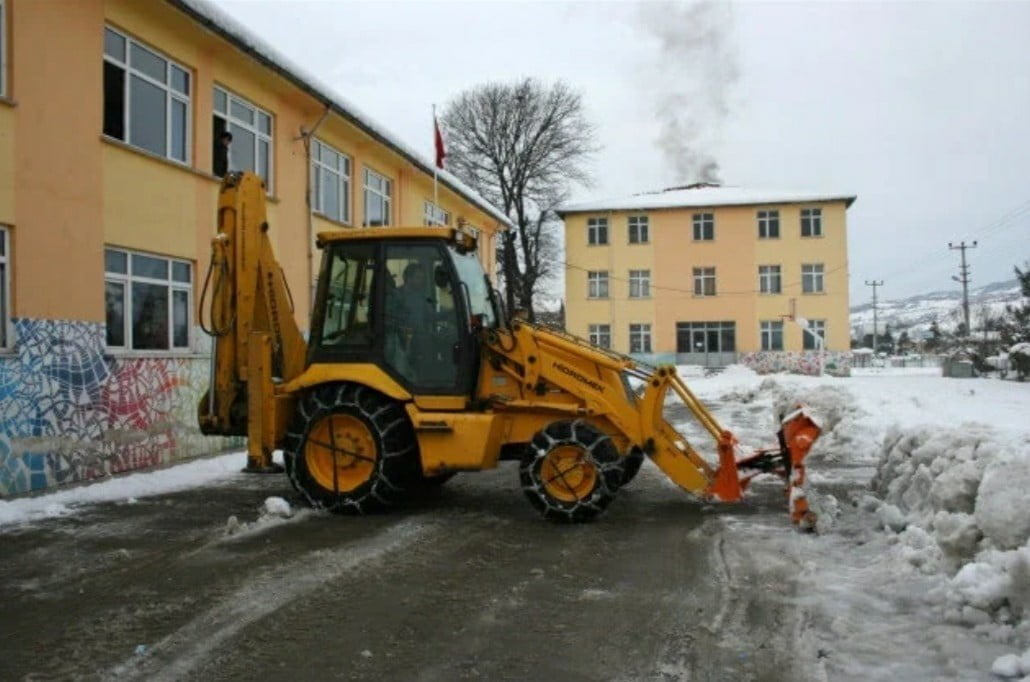 ÇAYDEĞİRMENİ BELEDİYESİ EKİPLERİ TARAFINDAN YOĞUN KAR YAĞIŞI NEDENİYLE CADDE VE SOKAKLARDA